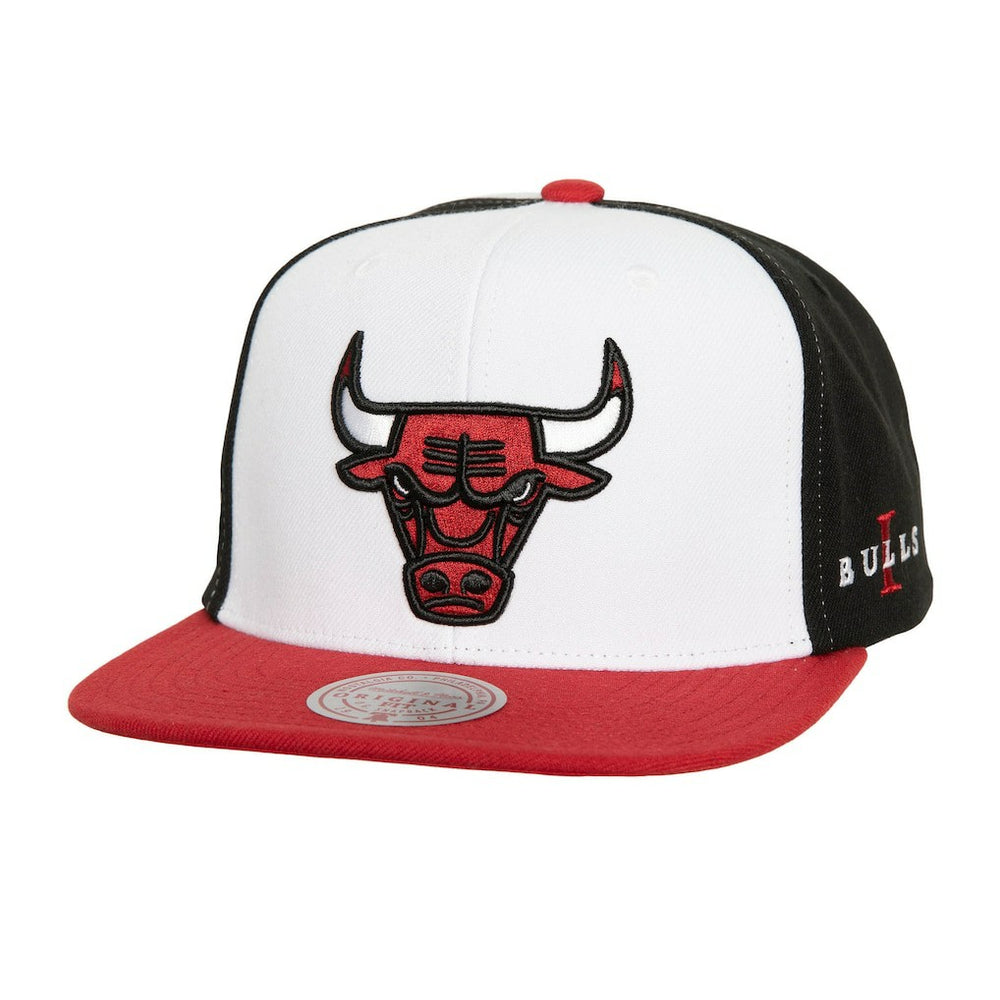 Mitchell & Ness Chicago Bulls Core Snapback Hat White/Red
