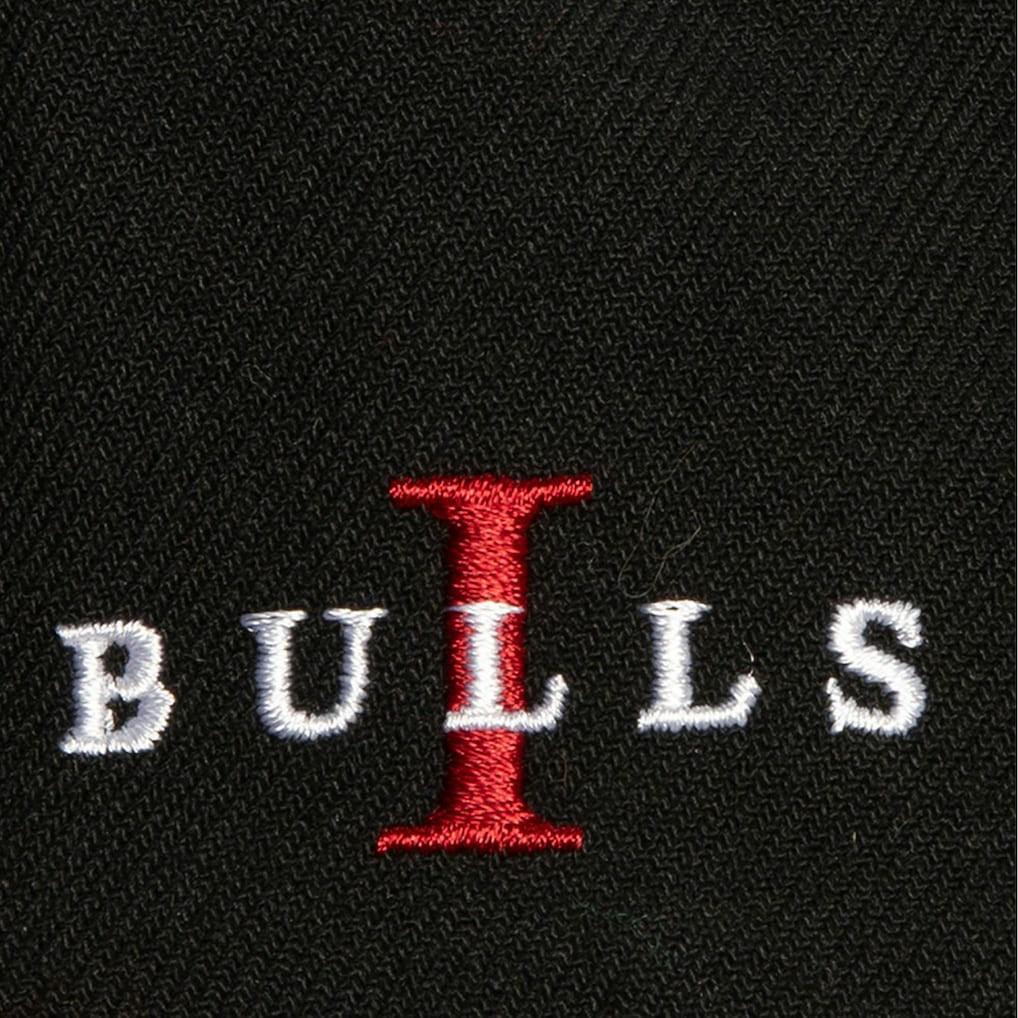 Mitchell & Ness Chicago Bulls Core Snapback Hat White/Red