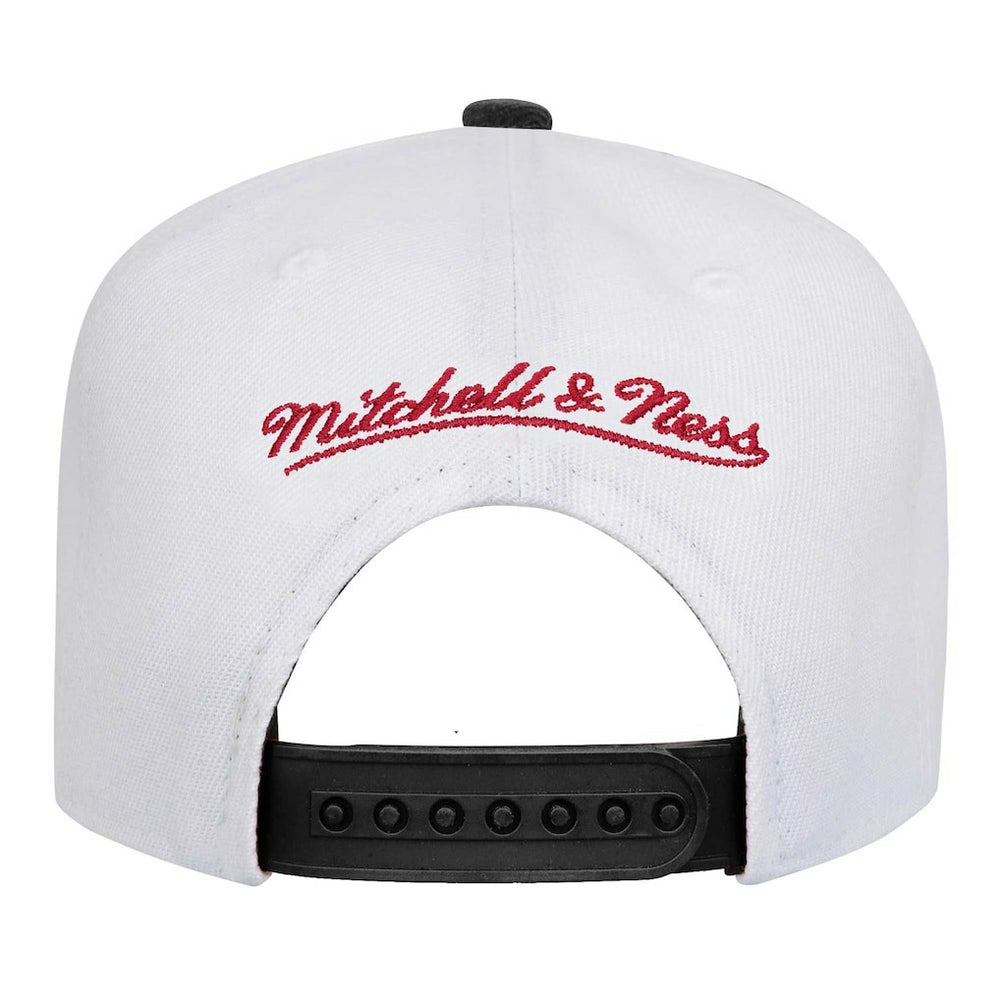 Mitchell & Ness Chicago Bulls Youth Wave Runner Snapback Hat White