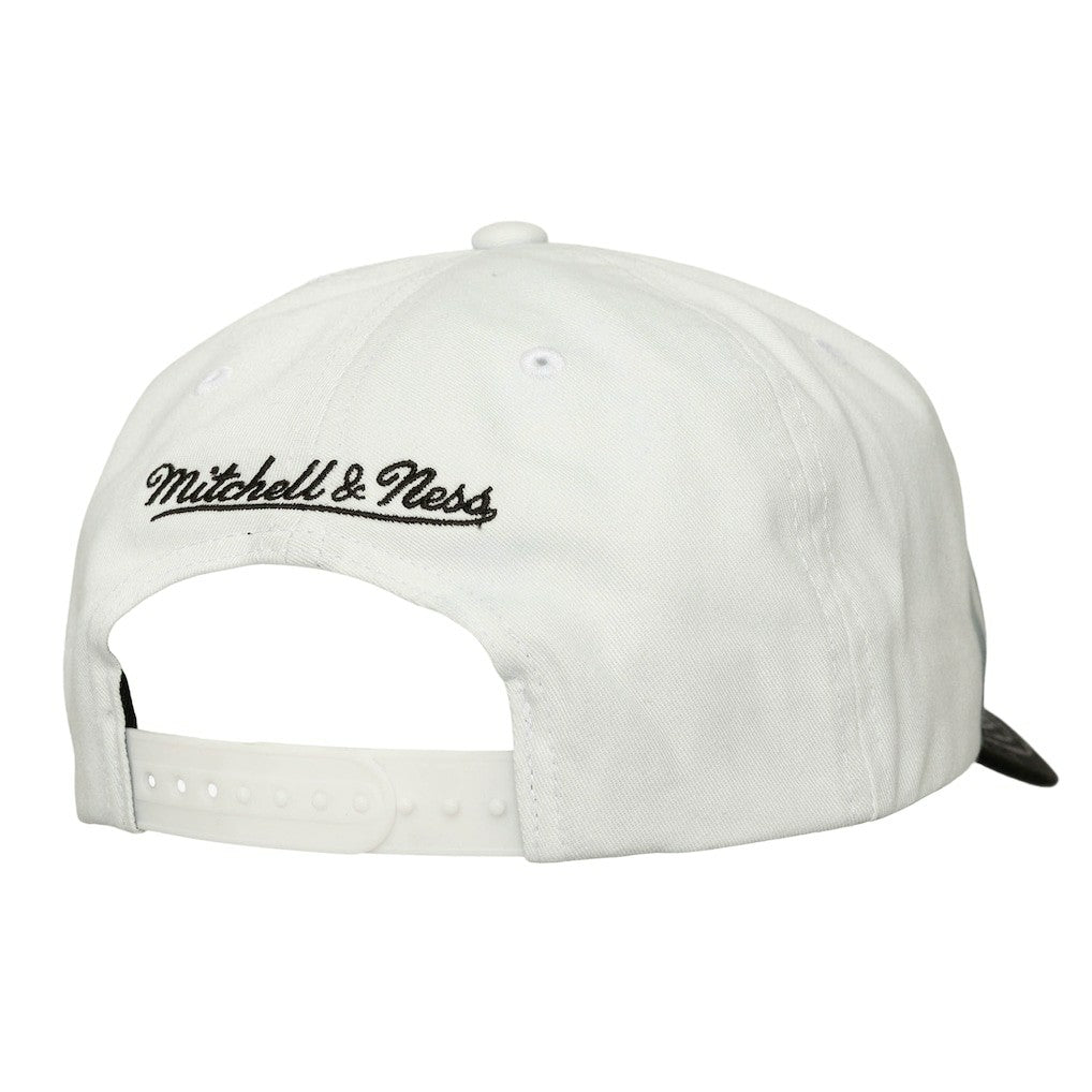 Mitchell & Ness Chicago Bulls Dip Dye Pro Crown Adjustable Hat Black/White