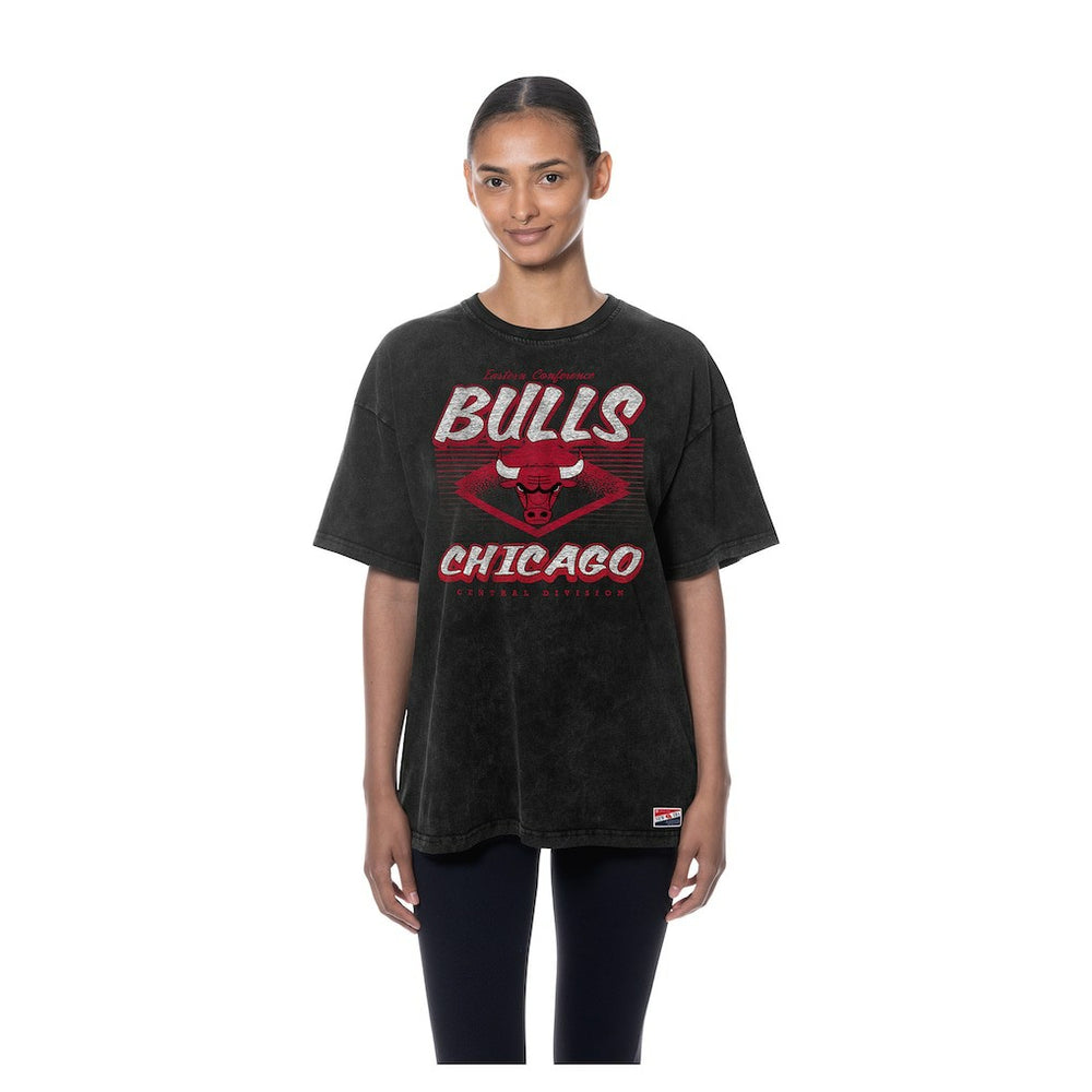 New Era Chicago Bulls Women's Throwback Mineral Wash Oversized T-Shirt Black