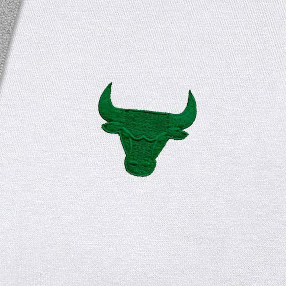 Chicago Bulls Antigua St. Patrick's Day Victory Raglan Pullover Hoodie White