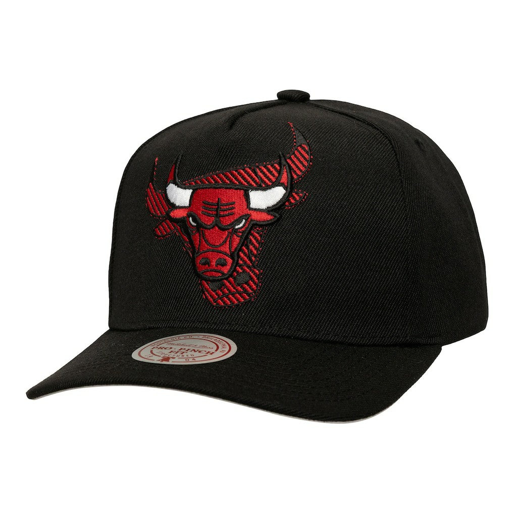 Mitchell & Ness Chicago Bulls Tilted Pro Pinch Adjustable Hat Black