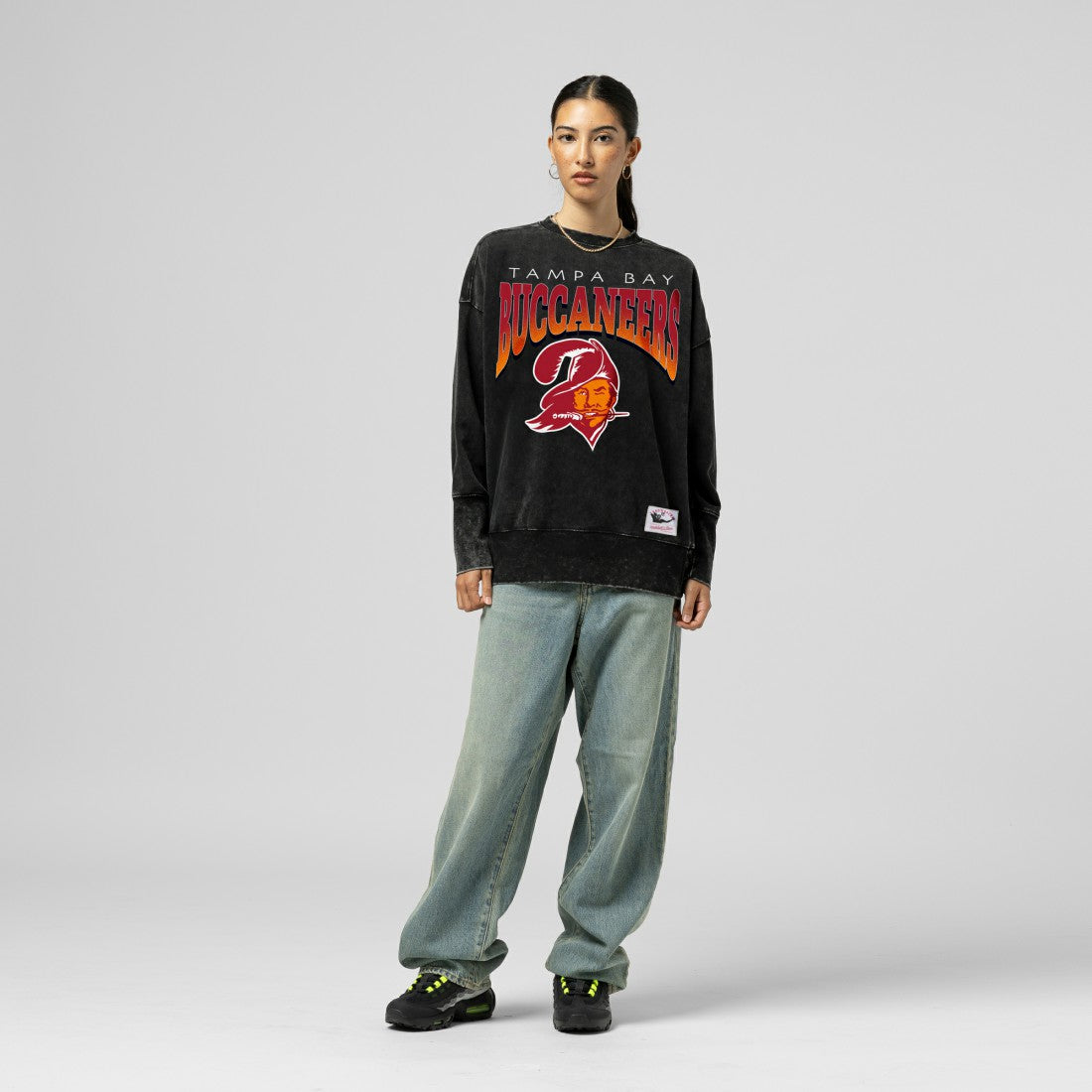 Tampa Bay Buccaneers Women's Delineate Mineral Wash Crewneck Sweatshirt - Black - Mitchell & Ness