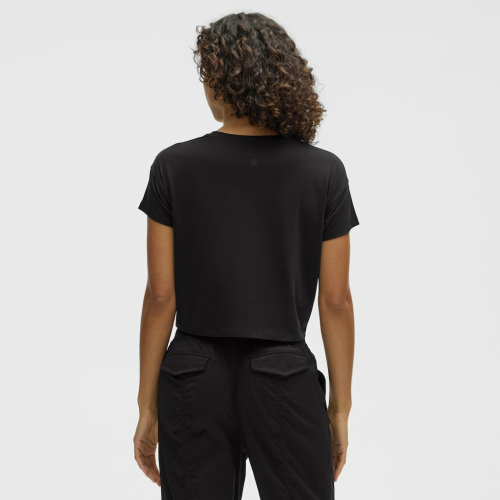 Calgary Flames lululemon Women's Cates T-Shirt - Black | NHL online