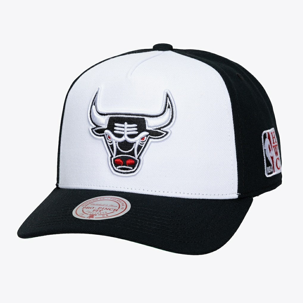 Mitchell & Ness Chicago Bulls Hardwood Classics Legendary Away Pro-Pinch Adjustable Hat White