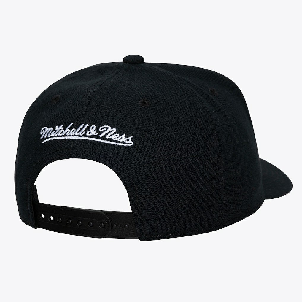 Mitchell & Ness Chicago Bulls Hardwood Classics Legendary Away Pro-Pinch Adjustable Hat White