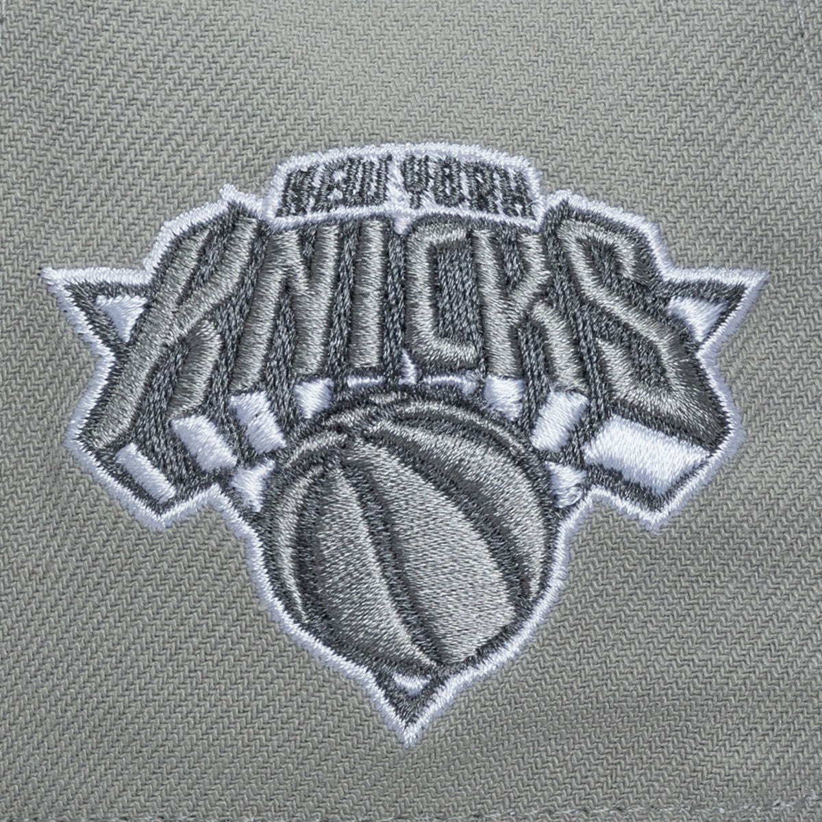 Mitchell & Ness New York Knicks Thunderstorm Head Coach Pro Crown Snapback Hat Gray