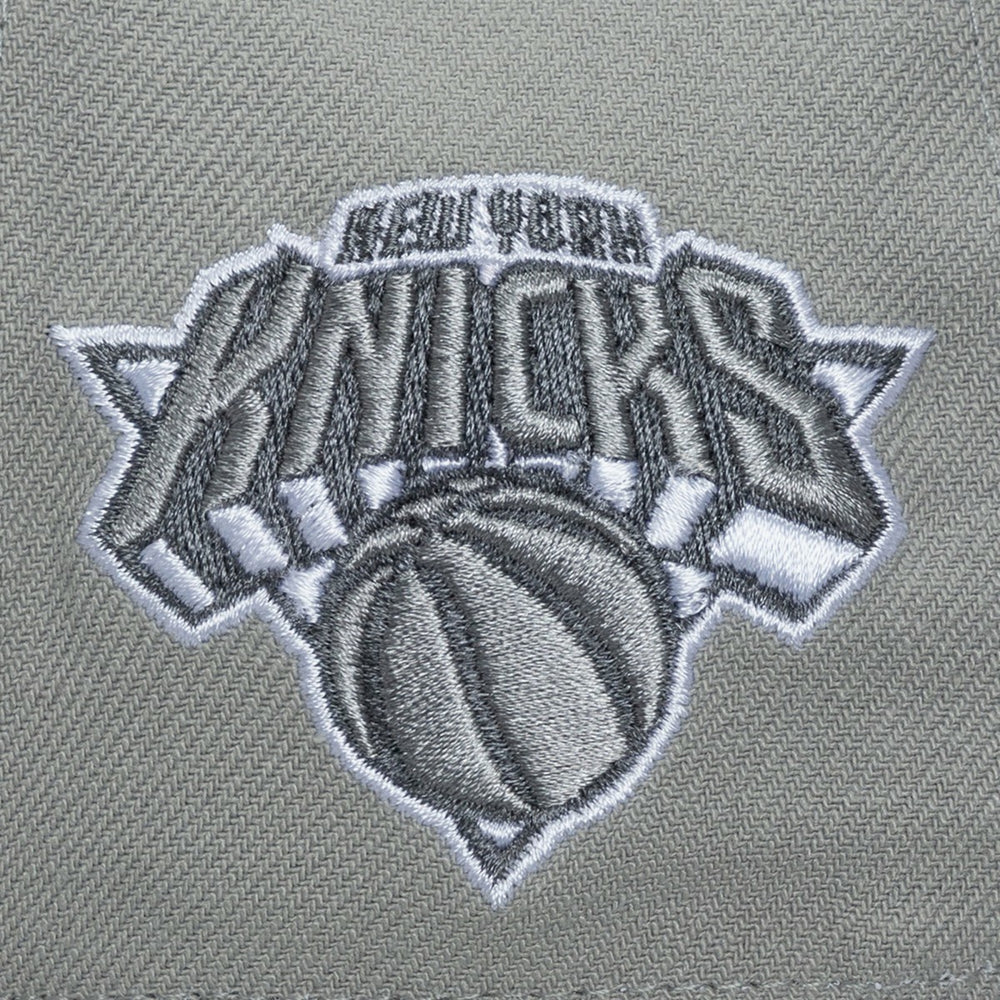 Mitchell & Ness New York Knicks Thunderstorm Head Coach Pro Crown Snapback Hat Gray