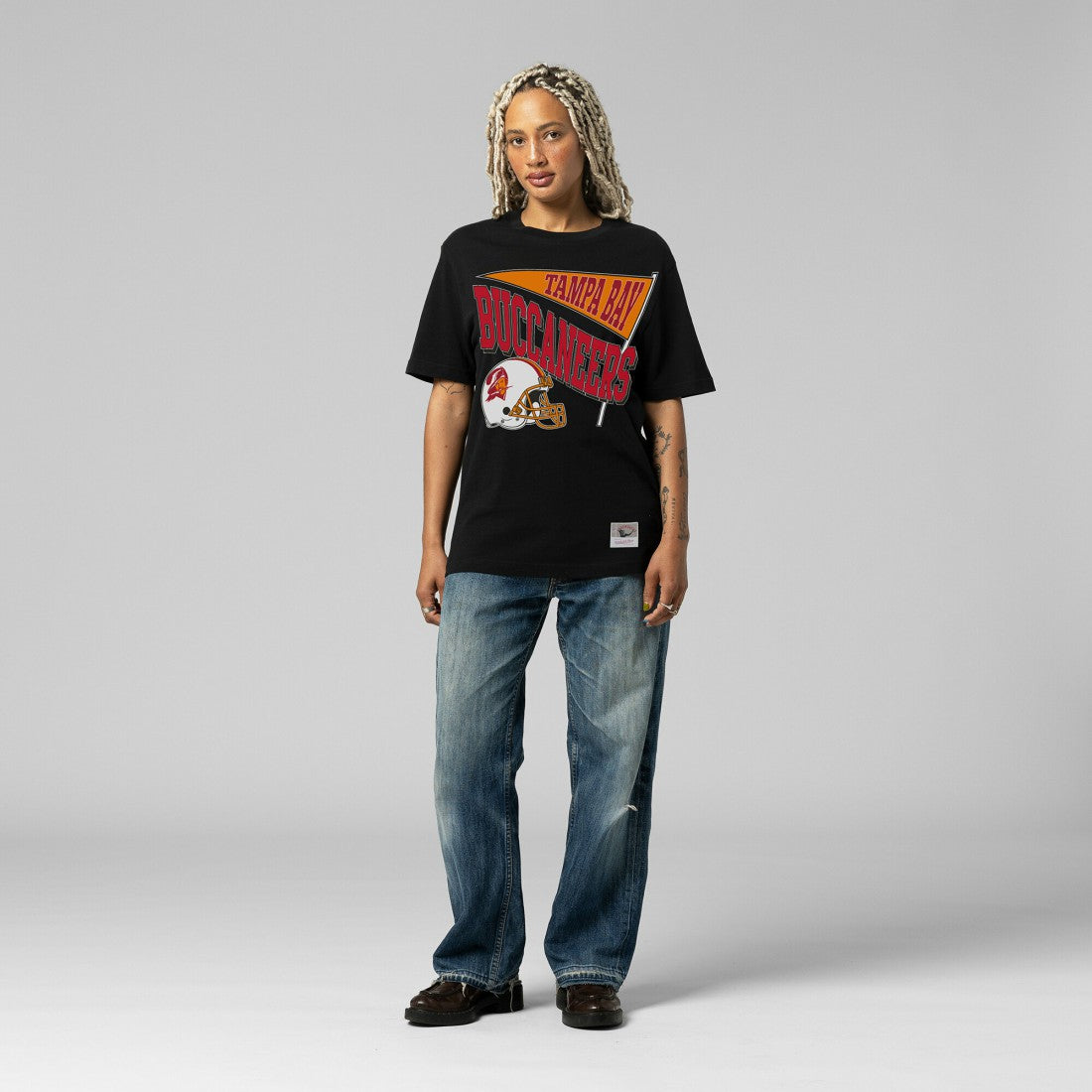 Tampa Bay Buccaneers Women's Team Dynamic Boyfriend T-Shirt - Black - Mitchell & Ness