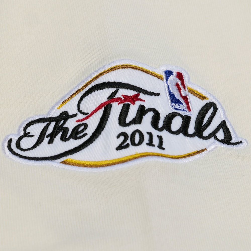Mitchell & Ness Dallas Mavericks Hardwood Classics Chainstitch Premium T-Shirt Cream