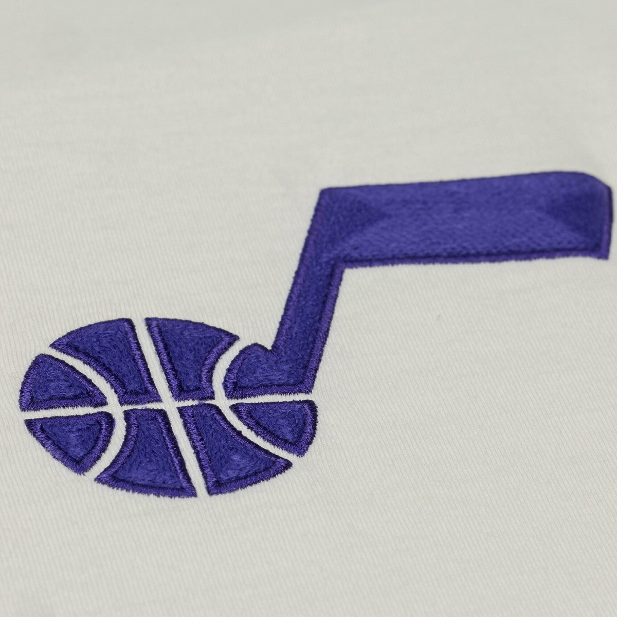 Mitchell & Ness Utah Jazz Hardwood Classics Chainstitch Premium T-Shirt Cream