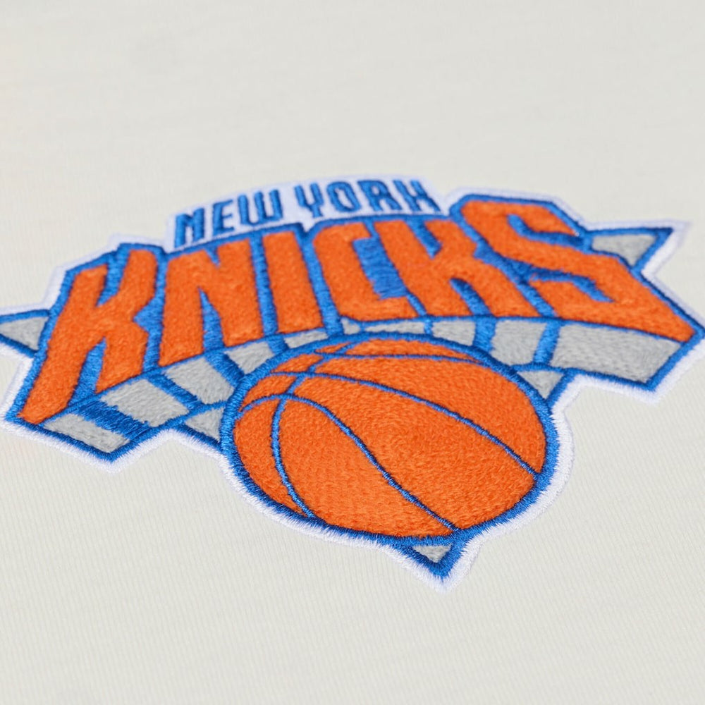 Mitchell & Ness New York Knicks Hardwood Classics Chainstitch Premium T-Shirt Cream
