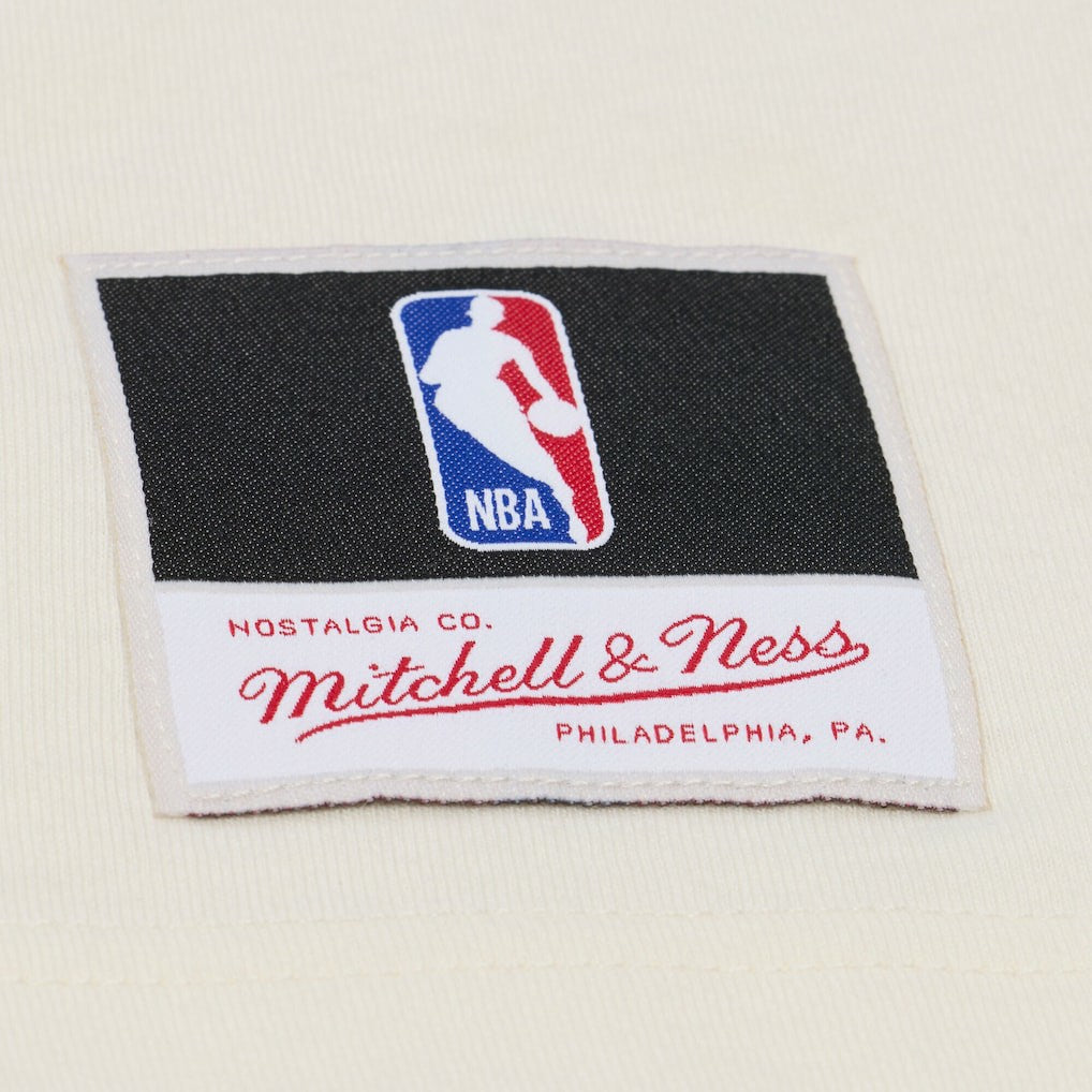 Mitchell & Ness New York Knicks Hardwood Classics Chainstitch Premium T-Shirt Cream