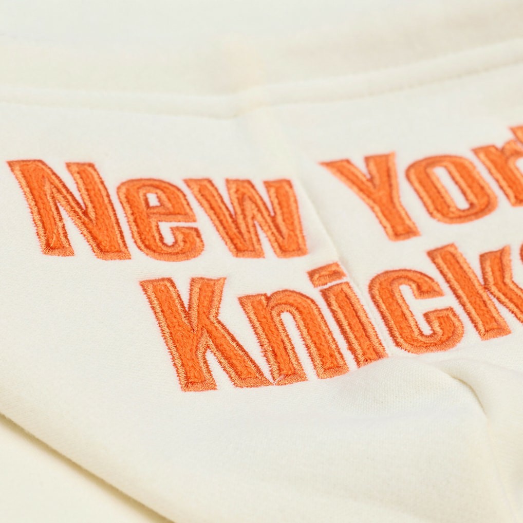 Mitchell & Ness New York Knicks Hardwood Classics Chainstitch Premium Fleece Hoodie Cream