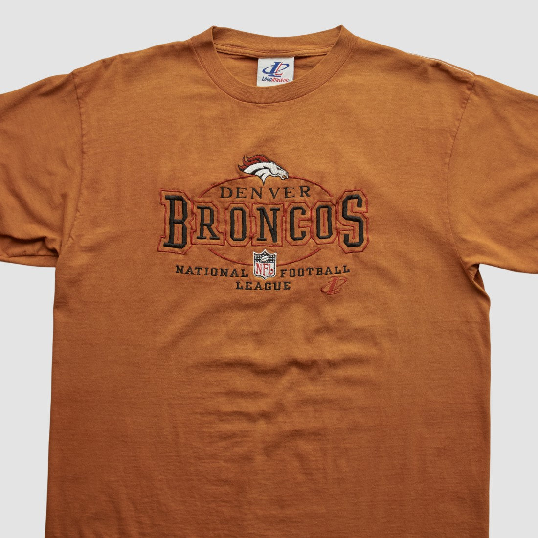 Denver Broncos Logo Athletic 90s T-shirt - Clay Vintage - Fanatics