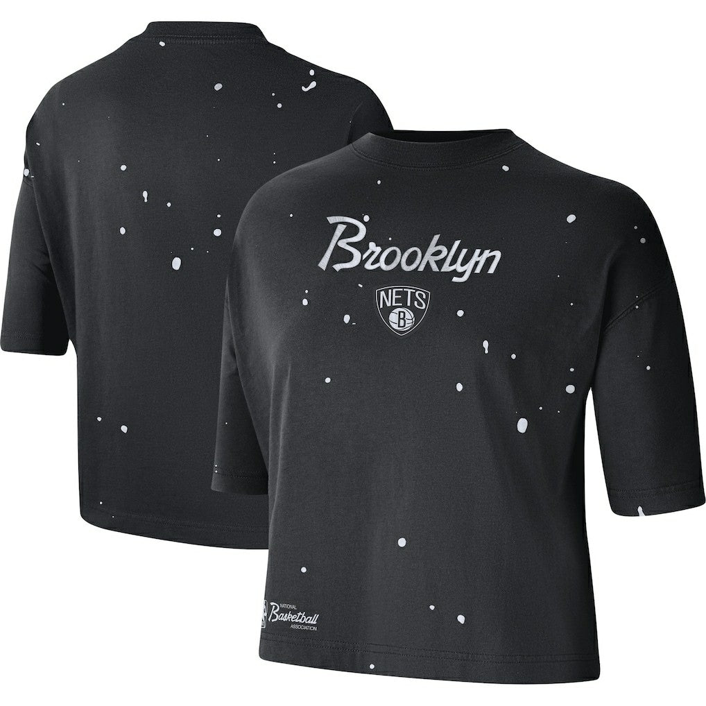 Nike Brooklyn Nets Women's Courtside Splatter Cropped T-Shirt Black