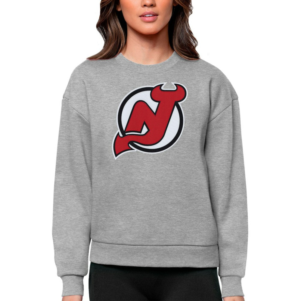 New Jersey Devils Antigua Women's Team Logo Victory Crewneck Pullover Sweatshirt - Heather Gray | NHL Lifestyle